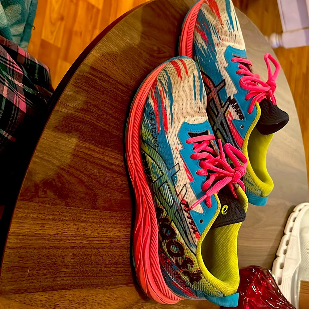 Asics size 7, runs big fits like an 8. Women’s. Worn a short time. Needs cleaned